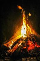 feu ouvert lumineux romantique sur bois dans une hutte, norvège.