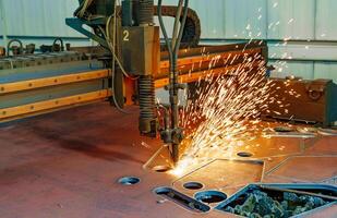 haute précision cnc laser Coupe métal feuille avec brillant scintillait dans industriel usine. processus avec pétillant lumière de industriel machine photo