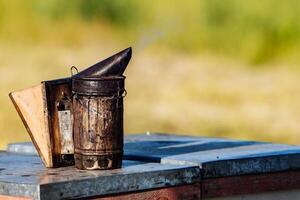 vieux abeille fumeur. apiculture outil photo