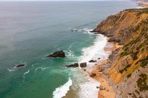 aérien vue de rocheux falaise littoral avec océan vagues photo