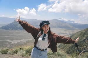 un asiatique fille permanent sur une colline Piste dans brome, profiter vue de brome, une magnifique paysage dans spectaculaire colline photo