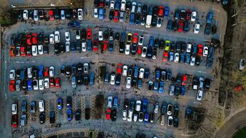 aérien vue de une bondé parking lot avec divers voitures soigneusement garé dans Lignes, mettant en valeur Urbain transport et Infrastructure dans York, Nord Yorkshire photo