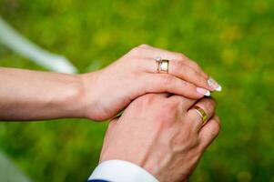 couple mains avec mariage anneaux. engagé couple tenir mains montrant le Nouveau diamant anneau. photo