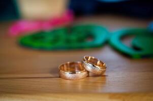 fermer de mariage d'or anneaux pour la mariée et jeune marié sur le flou Contexte. mariage accessoires. mariage détails photo