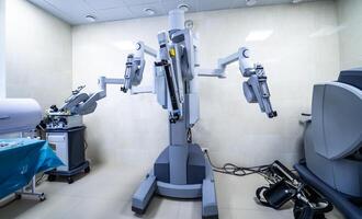 moderne chirurgical système. médical robot. au minimum envahissant robotique chirurgie. médical Contexte photo