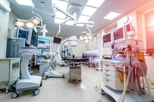 médical dispositifs et industriel les lampes dans chirurgie pièce de moderne hôpital. intérieur hôpital conception concept photo