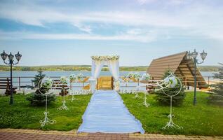 magnifique mariage cambre et installée par le mer. le début de le mariage cérémonie. mariage journée photo