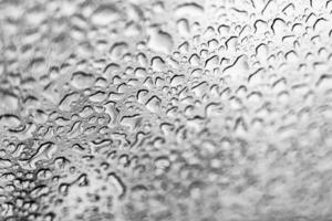 blanc clair pluie gouttes sur fenêtre des lunettes surface avec gris Contexte. Naturel modèle de gouttes isolé sur nuageux Contexte. fermer photo