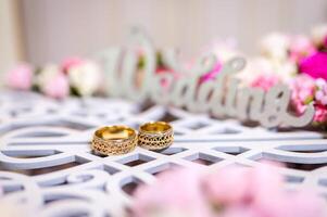 mariage anneaux sur en bois Contexte. magnifique vue de mariage anneaux sur en bois surface contre le Contexte de mariage concept photo