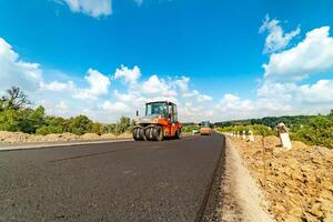 machine avec spécial arbres pour scellage et nivellement de route surfaces monte sur une Nouveau asphalte photo