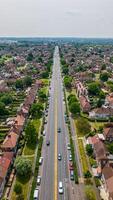 aérien vue de une de banlieue route avec voitures, doublé avec Maisons, représentant tous les jours circulation et Résidentiel la vie dans Londres. photo