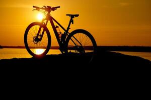 silhouette bicyclette sur lever du soleil. actif mode de vie concept photo