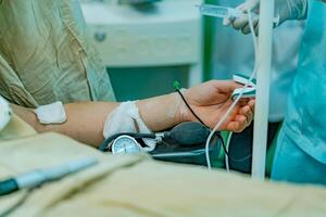 une médecin détient une seringue dans le sien main pour anesthésie de patient avant le opération. fermer photo