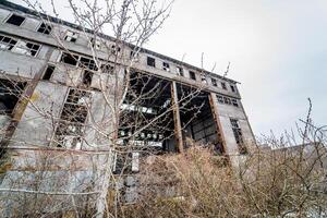 abandonné industriel bâtiment. ruines de un vieux usine photo