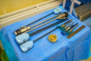 chirurgical pièce dans hôpital avec robotique La technologie équipement, machine bras chirurgien dans futuriste opération chambre. minimal envahissant chirurgical innovation, médical robot chirurgie avec 3d vue endoscopie photo