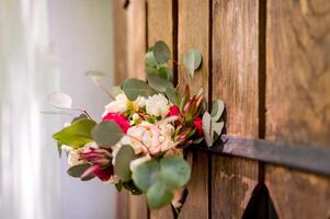 bouquet de Frais fleurs avec vert feuilles sur le en bois porte dehors. magnifique bouquet de tendy fleurs décoré pour mariage. photo