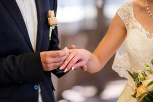 image de homme et femme avec mariage anneaux. les mains fermer. photo