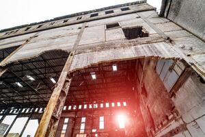 abandonné ruiné industriel usine bâtiment, ruines et démolition concept photo