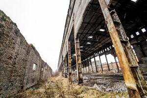 abandonné usine. ruines de une très fortement pollué industriel usine photo