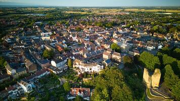 aérien vue de une pittoresque européen ville à le coucher du soleil avec historique bâtiments et verdure dans Knaresborough, Nord Yorkshire. photo