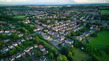 aérien vue de une de banlieue quartier à crépuscule avec luxuriant verdure et Lignes de Maisons dans harroquer, Nord Yorkshire. photo