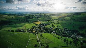 aérien vue de le peu ville dans Yorkshire dales photo