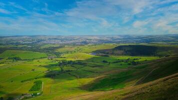 Stupéfiant panoramique vue de luxuriant vert campagne avec roulant collines en dessous de une clair bleu ciel dans pendre colline, Angleterre. photo