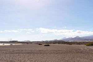 serein plage paysage avec montagnes dans le distance et clair bleu ciel, idéal pour Voyage et la nature thèmes dans tenerife. photo