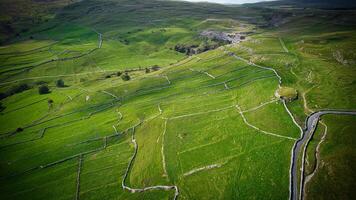 aérien vue de le la nature et collines dans Yorkshire dales photo