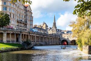 pittoresque vue de une historique ville avec une rivière, classique architecture, et une clair bleu ciel dans bain, Angleterre. photo