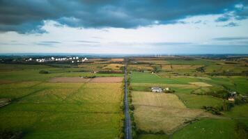 aérien vue de une rural paysage avec des champs, une route, et nuageux ciels dans Yorkshire. photo