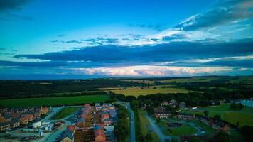 aérien vue de une tranquille ville à crépuscule avec vibrant bleu ciels et épars des nuages plus de une pittoresque paysage. photo