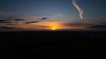 serein le coucher du soleil avec vibrant couleurs et nuage stries plus de une tranquille paysage. photo