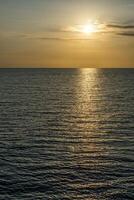 Soleil reflétant de le l'eau à awaza plage turkmènebachi, Turkménistan. photo