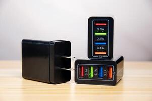 noir 4 Port USB chargeur, smartphone chargeur photo