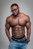 fort africain gars avec gros biceps et génial abdos permanent photo