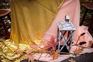 mariage décorations dans l'automne forêt. magnifique mariage la cérémonie dans l'automne forêt. mariage conception éléments photo