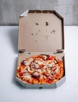 traditionnel italien Pizza dans papier carton boîte. photo