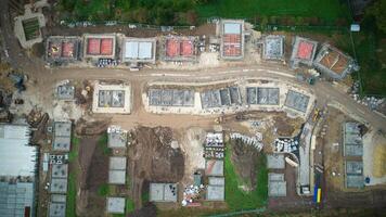 aérien vue de une construction site avec bâtiment fondations et machinerie. photo