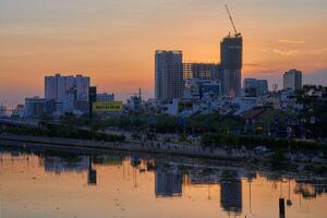ho chi minh ville dans le coucher du soleil. ho chi minh ville est le un de le développé villes dans vietnam. Voyage concept photo