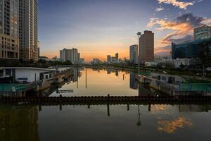 ho chi minh ville dans le coucher du soleil. ho chi minh ville est le un de le développé villes dans vietnam. Voyage concept photo