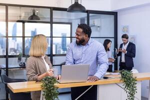 équipe de la diversité affaires gens est discuter plus de le Nouveau stratégique stratégie projet sur investissement réel biens à l'intérieur éco amical Bureau plein de maison plante avec moderne bâtiment gratte-ciel vue photo