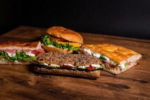 composition de sandwichs au salami et légumes photo
