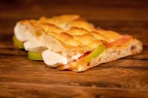 focaccia farcie à la charcuterie et aux légumes photo