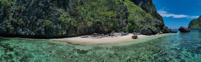 couple profiter une tropical plage. photo