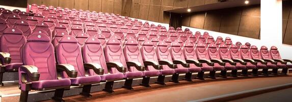 intérieur de vide salle avec rouge les fauteuils photo