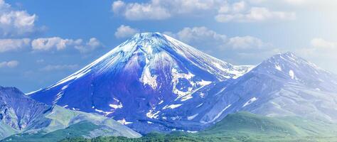 avachinsky volcan dans Kamchatka dans le l'automne avec une neige couvert Haut photo