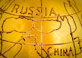 ancien métal globe avec le une inscription Russie et Chine photo