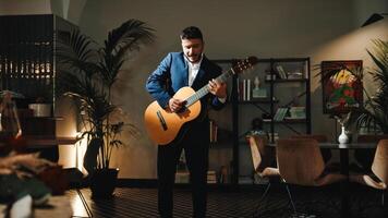 homme en jouant une guitare dans une club photo