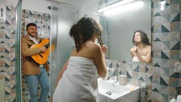 fille chante dans de face de le miroir photo